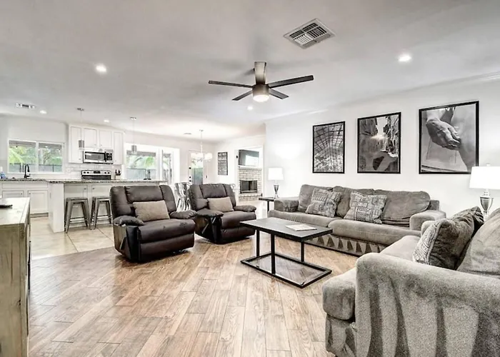8 Large Bedrooms Hot Tub Game Lounge