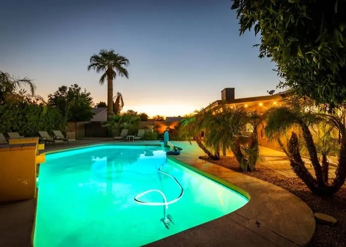 8 Large Bedrooms Hot Tub Game Lounge